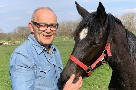 Biolandwirt Olaf (59) kommt aus Brandenburg und lebt alleine auf seinem Hof. Seit einem schweren Motorradunfall vor vielen J...