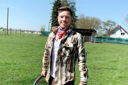 Ackerbauer Peter (25) lebt mit seinen Freunden in einer WG in Oberbayern. 