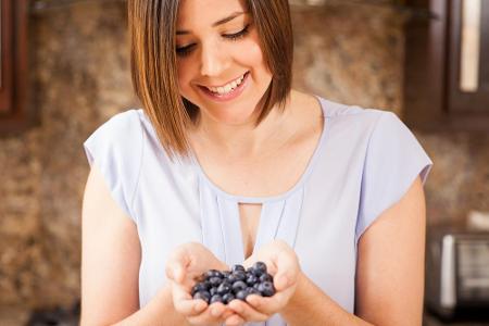 Eine gesunde Ernährung ist der Schlüssel zu toller Haut. Blaubeeren eignen sich besonders gut, weil sie reich an Vitamin C s...
