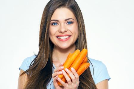 Wussten Sie, dass Karotten hervorragende Vitamin-A-Lieferanten sind? Bei einem Mangel kann es zu trockener Haut und Nägeln u...