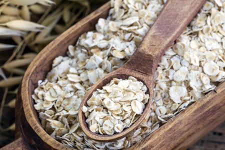 Auch Haferflocken sind tolle Zink-, Eisen- und Magnesiumlieferanten und zudem reich an Biotin, auch bekannt als Vitamin B7. ...