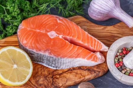 Unsere Haare bestehen zu 90 Prozent aus Kreatin, das sich wiederum aus verschiedenen Aminosäuren zusammensetzt. Diese Aminos...