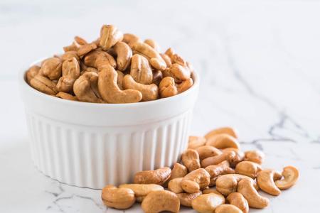 Ein weiteres Biotin-Wunder sind Cashewnüsse. Zudem enthalten sie wertvolle Omega-3-Fettsäuren, die das Haar geschmeidig und ...