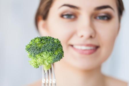 Brokkoli ist ebenfalls reich an Omega-3-Fettsäuren und versorgt uns zusätzlich mit viel Vitamin A und C. Letzteres unterstüt...