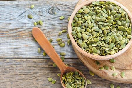 Unterstützend sind in diesem Fall auch Kürbiskerne, die neben Eisen auch viel Zink enthalten. 100 Gramm Kürbiskerne entsprec...