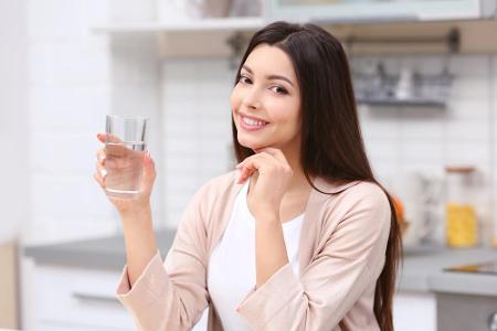 Zu guter Letzt tut man seiner Haut außerdem mit viel Flüssigkeit etwas Gutes. Bedeutet: Trinken ist das A und O. Ideal sind ...