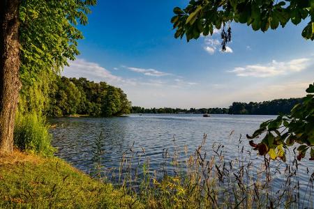 Zu den schönsten Routen Brandenburgs gehört der 66-Seen-Wanderweg. Die 416 Kilometer lange Strecke führt durch acht Regional...