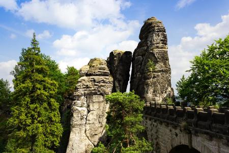 Der Malerweg in der Sächsischen Schweiz führt rund 116 Kilometer durch bizarre Felsenformationen, auch die Bastei liegt auf ...