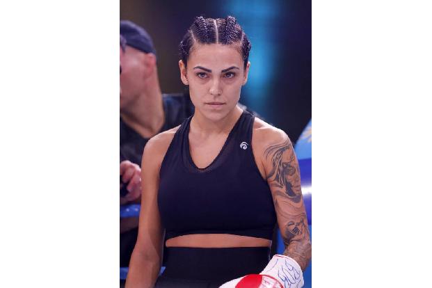 Reality TV-Star Elena Miras ließ sich vor sieben Jahre die Brüste vergrößern. Im April ließ sie sich die Implantate in Barce...