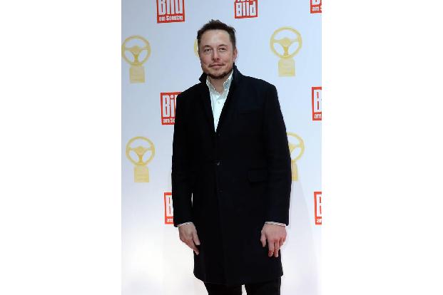 ...sich gern zurückzog, um zu lesen. Schon im zarten Alter von zehn Jahren begann er sich für Computer zu interessieren, ler...