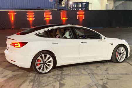 ...begann Elon, nach den Sternen zu greifen. 2002 gründete er das Raumfahrtunternehmen SpaceX - er schießt Satelliten ins Al...