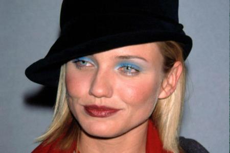 Cameron Diaz verkörpert den Beautylook der 1990er Jahre wie kaum eine andere. Ganz wichtig: Lidschatten in Pastellfarben auf...