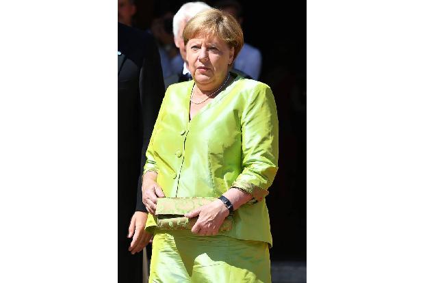 Angela Merkel ist übrigens Ehrenmitglied von Energie Cottbus, der Mannschaft, die sie unterstützt. 2008 erhielt sie im Stadi...