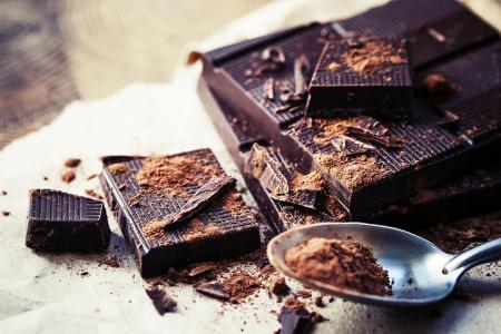 Ein besonders leckerer Snack gehört zu den ultimativen Stresskillern: Dunkle Schokolade begünstigt den Blutdruck und Blutzuc...