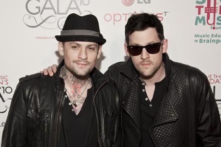 Benji und Joel Madden wurden in den 2000er Jahren mit der Band Good Charlotte bekannt. Inzwischen haben beide Rockmusiker Fa...
