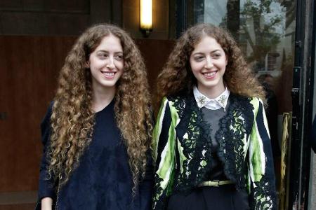 Die Zwillingsschwestern Sama und Haya Khadra, bekannt unter ihrem Pseudonym 