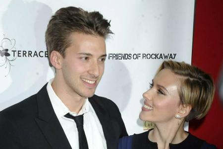 Während Scarlett Johansson auf der Leinwand zu Hause ist, ist ihr Bruder Hunter in der Politik tätig. Auch äußerlich untersc...