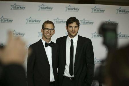 Wer hätte gewusst, dass Ashton Kutcher einen Zwillingsbruder hat? Der steht nicht in der Öffentlichkeit. Sein Bruder Michael...