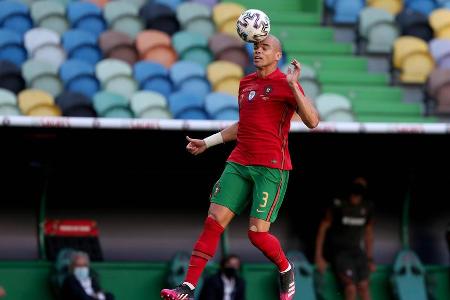 Präsentierte sich lange in den Zweikämpfen ordentlich. Gegen den häufig rochierenden DFB-Sturm passte aber vielfach die Zuor...