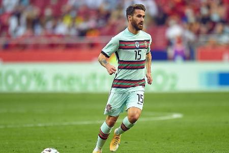 Wurde trotz dreier Vorlagen gegen Ungarn wieder nur eingewechselt. Sah defensiv gleich in seiner ersten Szene beim Gosens-Tr...