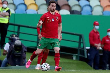 War in der Offensive regelmäßig einer der kreativsten Portugiesen und fand auf der linken Seite zumindest phasenweise die Lü...