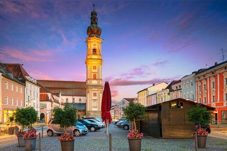 Von Schwarzach im Bayerischen Wald startet eine mittelschwere Rennradtour. Diese führt vorbei am Kloster Niederaltaich, der ...