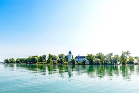 Entlang der Chiemgauer Seenplatte führt die Rennradtour Amerang. Auf der über 58 Kilometer langen Strecke wechseln sich flac...