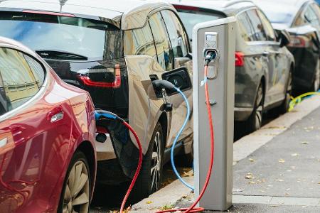 Eine Hürde, vor der weiterhin alle Autobauer stehen, ist der schleppende Ausbau der Ladeinfrastruktur. Laut Zahlen der Bunde...