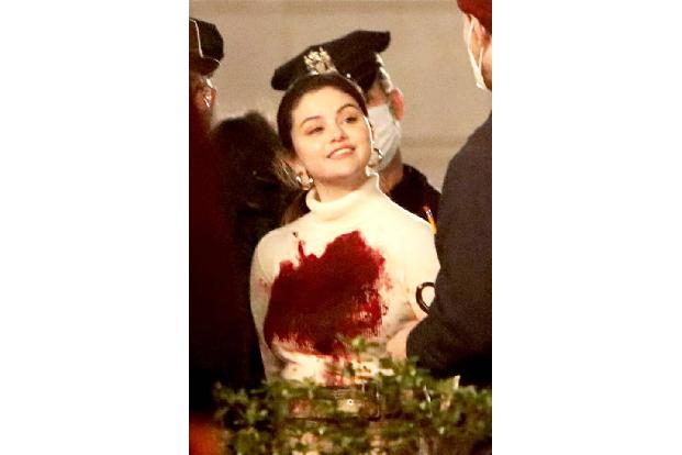 The Weeknd begann eine Beziehung mit Selena Gomez. Die machte aber Schluss, um wieder mit Justin Bieber zusammen zu sein.