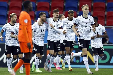 Die deutsche U21-Nationalmannschaft steht durch einen 2:1-Sieg gegen die Niederlande im Finale der Europameisterschaft. Dabe...