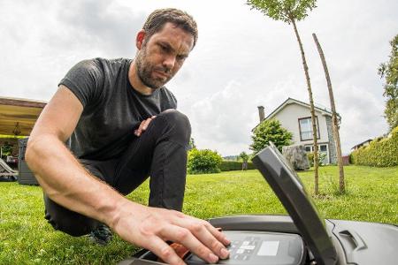 Scharfe Klingen helfen wenig, wenn sie zu langsam rotieren. Deshalb sollte die Drehzahl des Rasenmähermotors immer auf einer...