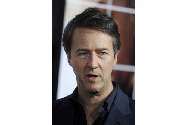 Schauspieler Edward Norton absolvierte 2009 den New York Marathon und sammelte dabei Spenden für den Maasai Wilderness Conse...