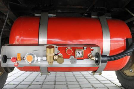 Schließen Sie außerdem die Gasflasche ordnungsgemäß an. Manche Wohnwagen-Modellen bieten auch die Möglichkeit, einen Gastank...