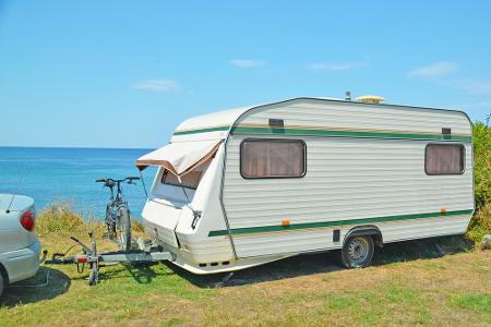 Wer keinen Wohnwagen, sondern einen Wohnanhänger hat, muss den Seilzug und die Auflaufbremse überprüfen.