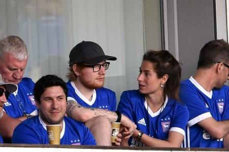 Nach monatelangen Gerüchten bestätigte Sänger Ed Sheeran 2019, dass er seine Jugendfreundin Cherry Seaborn über die Weihnach...
