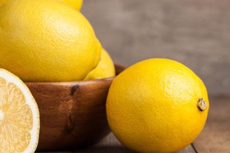 Zitrone wirkt wie ein natürliches Deodorant und kann vor allem unangenehme Gerüche bekämpfen. Die Zitrusfrucht halbieren und...