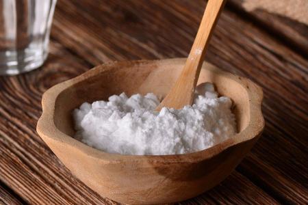 Natron ist im Haushalt ein wahrer Allrounder und hilft auch bei starkem Schwitzen. Einen Teelöffel mit Wasser vermischen, so...