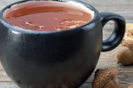 Eichenrinde hat antibakterielle Eigenschaften und eignet sich hervorragend für ein Wechselfußbad. Zwei Wannen mit jeweils ka...