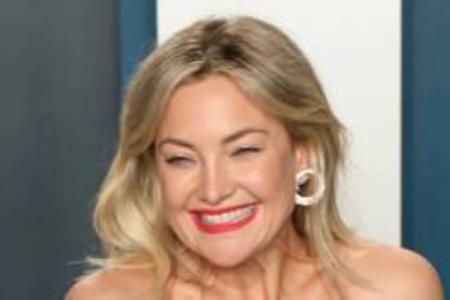Kate Hudson postete ein Bild, das sie mit ihrem Stiefvater Kurt Russell und ihrer Mutter Goldie Hawn zeigt, und schrieb dazu...