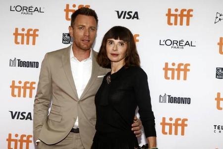 25 Jahre waren die beiden zusammen glücklich, haben vier gemeinsame Kinder. Dann verliebte sich Ewan beim Dreh der Serie 'Fa...