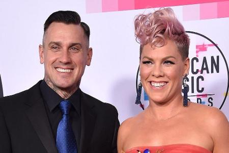 Das Tattoo-Model Michelle McGee soll angeblich schon für das Ehe-Aus von Sandra Bullock und Jesse James mitverantwortlich ge...