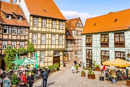 Obwohl Quedlinburg in Sachsen-Anhalt nicht einmal 25.000 Einwohner zählt, stehen hier ungefähr 1.200 Fachwerkhäuser. Seit 19...