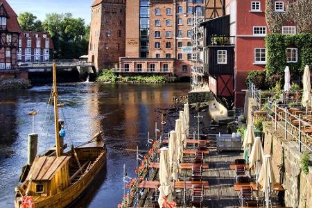 ...und zwar Lüneburg! Die Universitätsstadt blickt auf eine mehr als tausendjährige Geschichte zurück. Salz war hier im Mitt...