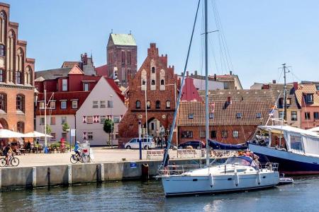 Durch Wismars Gassen weht ein besonderer Wind. Die Stadt an der Ostseeküste hat nicht nur einen der schönsten alten Häfen De...