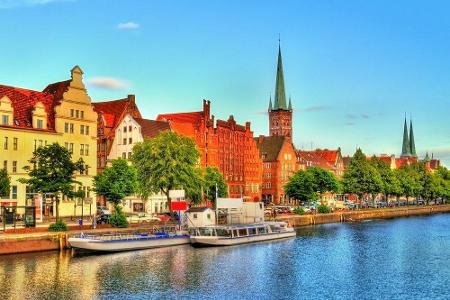 Unweit von Wismar entfernt liegt Lübeck. Der historische Kern der Hansestadt liegt direkt am Wasser. Über 1.800 denkmalgesch...