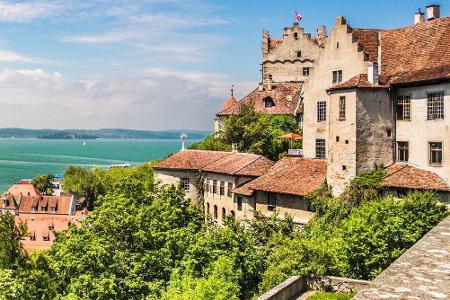 Ebenfalls in Baden-Württemberg befindet sich das Städtchen Meersburg. Gelegen am Bodensee, ist die Altstadt in den Sommermon...