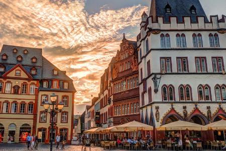 Zum krönenden Abschluss geht es in die älteste Stadt des Landes: Augusta Treverorum, heute besser bekannt als Trier. Die Po...