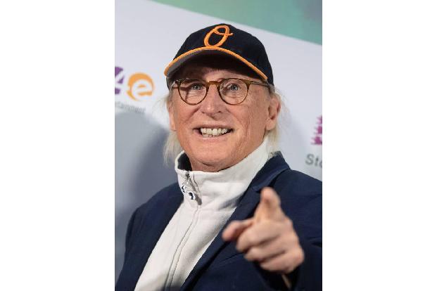 Otto Waalkes blödelt sich durchs Leben, doch der Comedian kann mehr als nur Ottifanten zeichnen. Als Maler widmet sich der B...