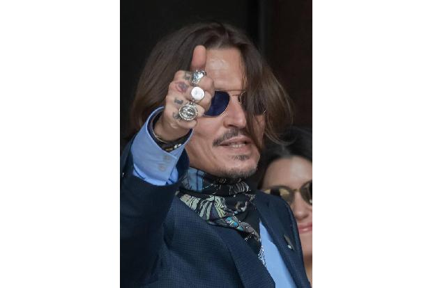 Johnny Depp hat sich ebenfalls der Porträtmalerei verschrieben, ganz besonders Promi-Kollegen wie Mick Jagger oder Marlon Br...