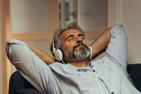 Es gibt für Android und iOS zahlreiche Apps, die es ermöglichen, gewünschte Geräuschkulissen zu erzeugen - egal ob man absch...